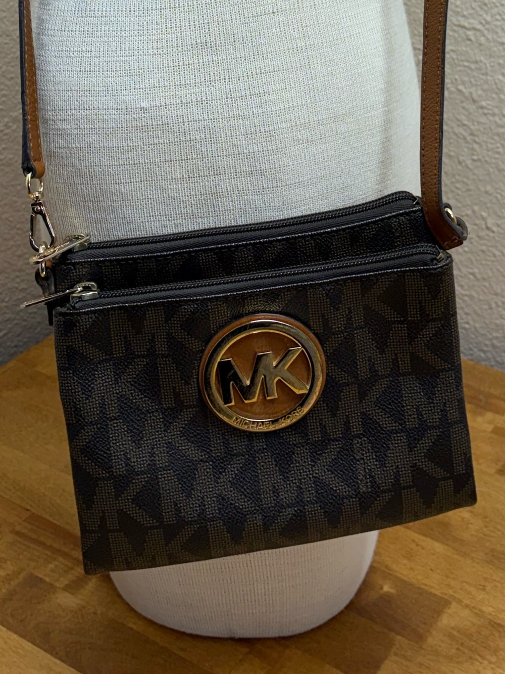 Michael Kors Fulton MK Logo Crossbody Swing Pack Brown - Picture 4 of 9